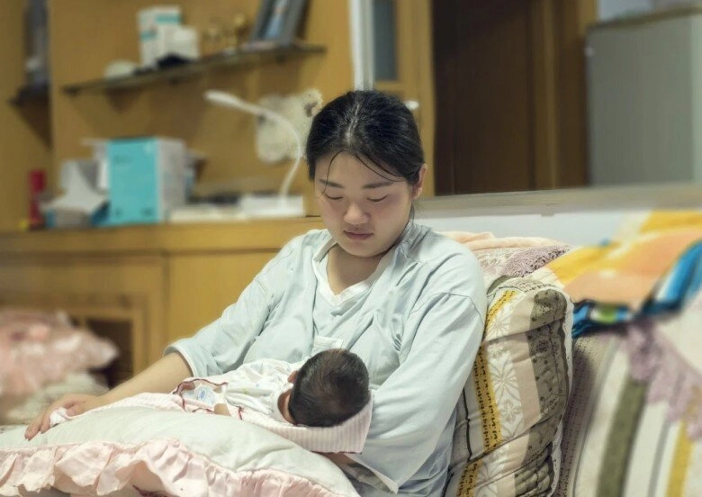 Chồng vắng nhà thấy con dâu ngày nào cũng tắm rất lâu mẹ chồng lén nhìn thì run rẩy khi biết sự thật - 1