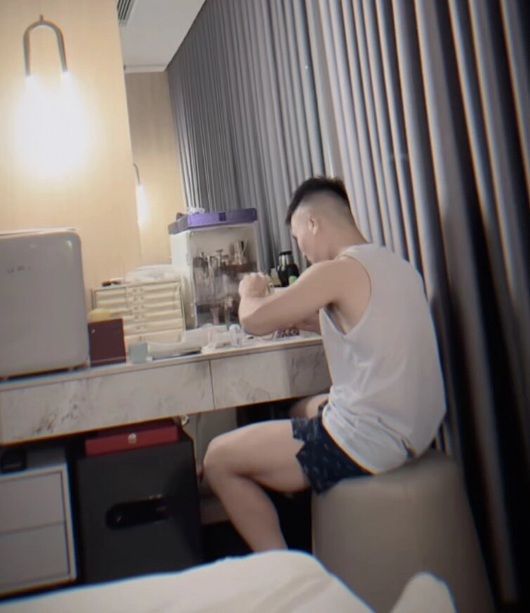 Chu thanh huyền sinh con trai đầu lòng quang hải nửa đêm quần đùi áo ba lỗ cặm cụi pha sữa cho bé lido - 1