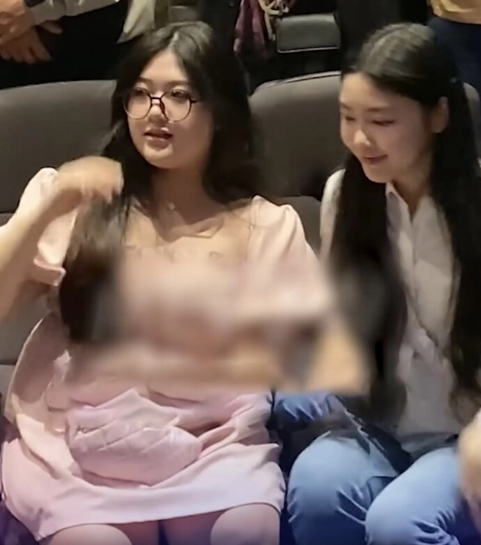 Chung khung hình với lọ lem nhà quyền linh con gái nsnd hồng vân bị so sánh ngoại hình ai cũng nói đẹp hệt mẹ ngày xưa - 3