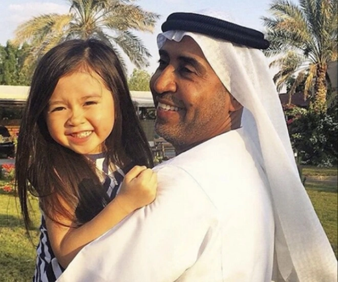 Cô bé 5 tuổi xinh như búp bê bị đồn được doanh nhân dubai nhận nuôi 8 năm sau diện mạo gây bất ngờ - 4