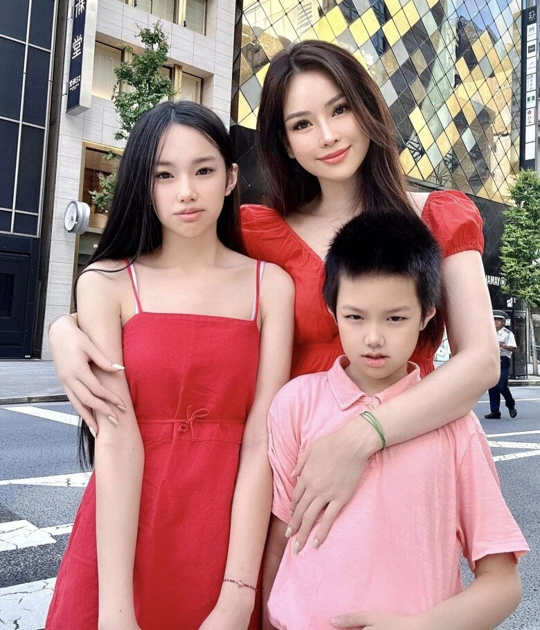 Cô gái thả dáng gây chú ý ở sân bay tân sơn nhất dịp lễ hoá ra là mẹ 2 con gia thế khủng - 9