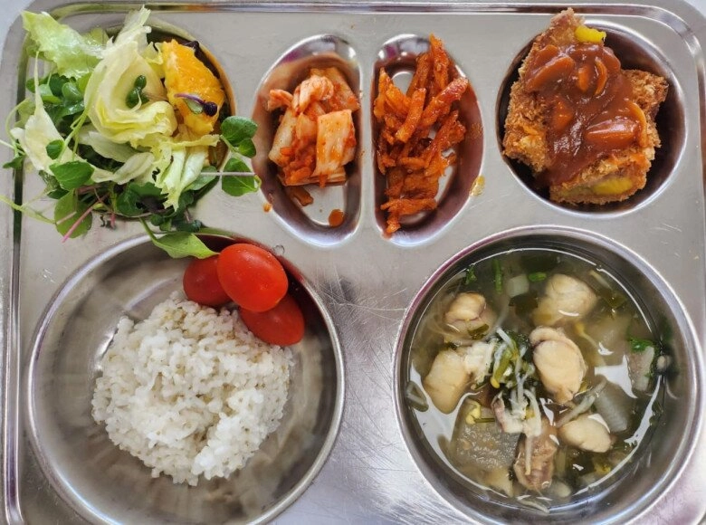 Cô gái việt làm giáo viên tiểu học ở hàn quốc chụp ảnh cơm trưa 67 món của học sinh làm các mẹ xuýt xoa - 2
