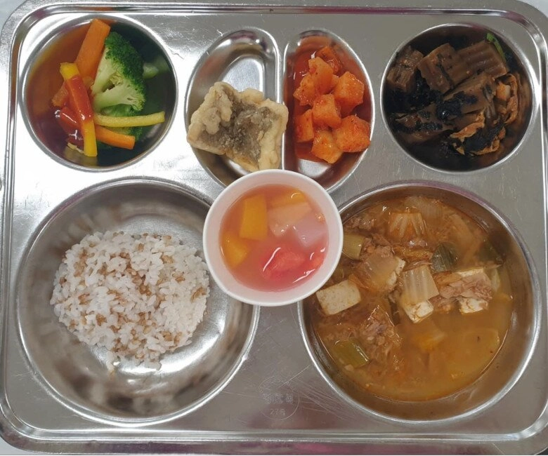 Cô gái việt làm giáo viên tiểu học ở hàn quốc chụp ảnh cơm trưa 67 món của học sinh làm các mẹ xuýt xoa - 3