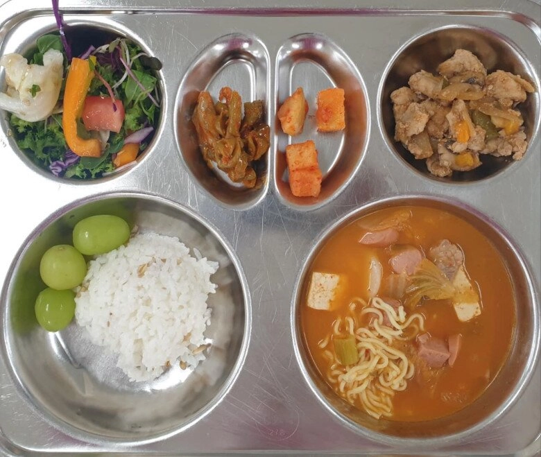 Cô gái việt làm giáo viên tiểu học ở hàn quốc chụp ảnh cơm trưa 67 món của học sinh làm các mẹ xuýt xoa - 4