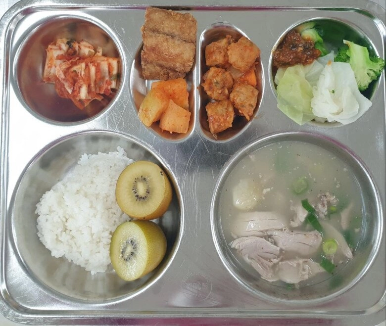 Cô gái việt làm giáo viên tiểu học ở hàn quốc chụp ảnh cơm trưa 67 món của học sinh làm các mẹ xuýt xoa - 5