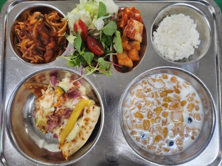 Cô gái việt làm giáo viên tiểu học ở hàn quốc chụp ảnh cơm trưa 67 món của học sinh làm các mẹ xuýt xoa - 6