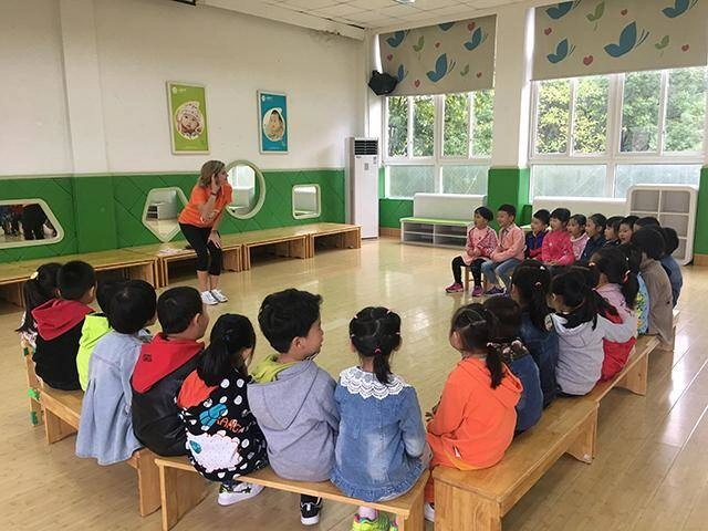 Cô giáo gửi ảnh vào nhóm lớp biểu hiện lạ của một bé trai khiến hội phụ huynh bùng nổ bình luận - 1