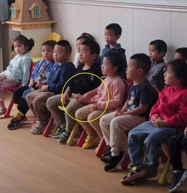 Cô giáo gửi ảnh vào nhóm lớp biểu hiện lạ của một bé trai khiến hội phụ huynh bùng nổ bình luận - 2