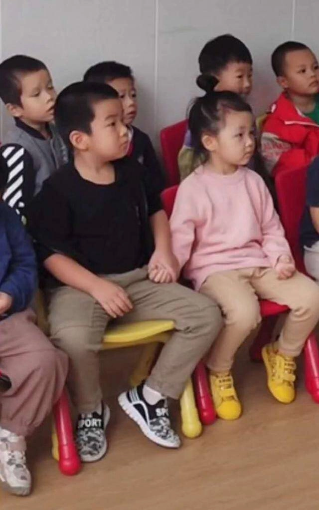 Cô giáo gửi ảnh vào nhóm lớp biểu hiện lạ của một bé trai khiến hội phụ huynh bùng nổ bình luận - 3