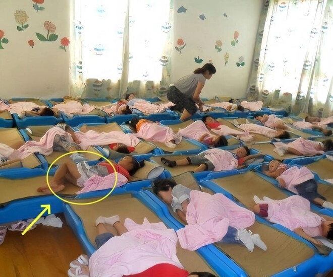 Cô giáo gửi hình con gái ngủ trưa ở trường mẫu giáo người mẹ xem xong thì hối hận - 1