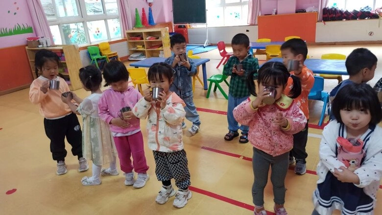 Cô giáo gửi hình con gái ngủ trưa ở trường mẫu giáo người mẹ xem xong thì hối hận - 3