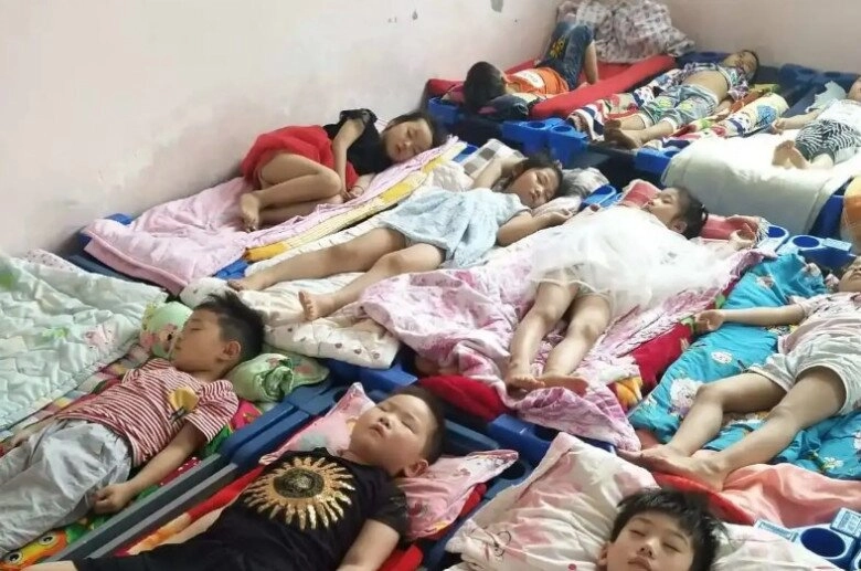 Cô giáo khoe cảnh ngủ trưa ở trường của con mẹ nổi giận lên gặp hiệu trưởng để nói chuyện - 1