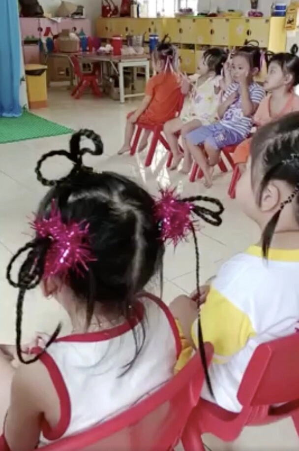 Cô giáo mầm non bình phước tạo 1001 kiểu tóc độc lạ cho học sinh hội phụ huynh xem mà xuýt xoa - 4