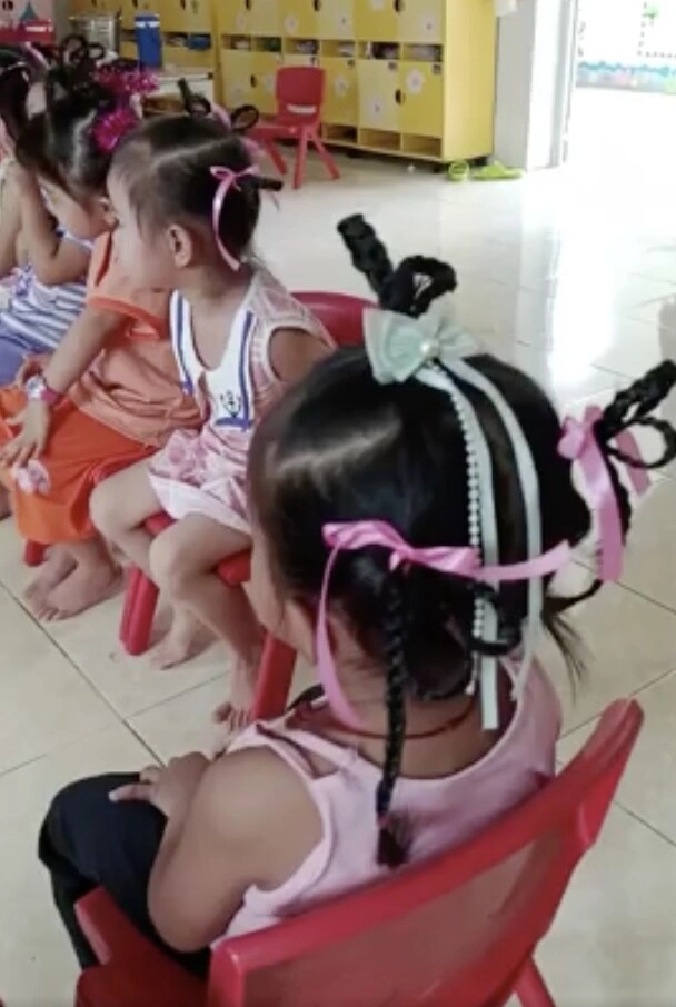Cô giáo mầm non bình phước tạo 1001 kiểu tóc độc lạ cho học sinh hội phụ huynh xem mà xuýt xoa - 5