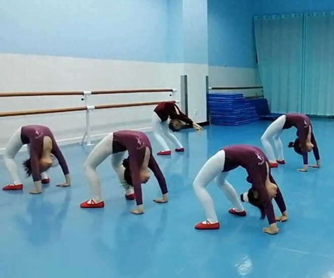 Cô giáo ở lớp gọi điện báo con gái không đi được mẹ hoảng loạn khi nghe bác sĩ nói có nguy cơ liệt - 1