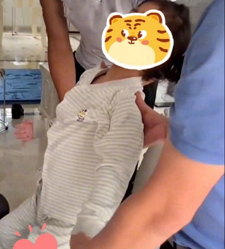Cô giáo ở lớp gọi điện báo con gái không đi được mẹ hoảng loạn khi nghe bác sĩ nói có nguy cơ liệt - 3