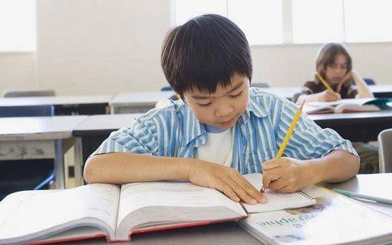 Cô giáo ra đề văn miêu tả sự lạc quan bài làm của bé lớp 2 bị chấm 1 điểm ai đọc cũng cười ngất - 2