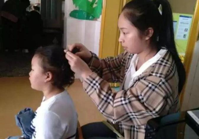 Cô mẫu giáo ngày nào cũng tết tóc cho học sinh phụ huynh tức giận đến trường chỉ trích - 1