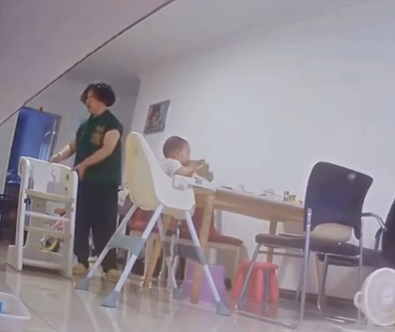 Con 1 tuổi ở nhà với mẹ và bà nội camera ghi lại cảnh tượng kinh hoàng trong nhà bếp khiến nhiều người xót xa - 1