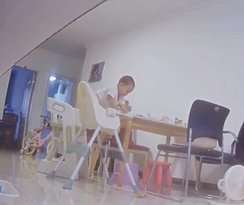 Con 1 tuổi ở nhà với mẹ và bà nội camera ghi lại cảnh tượng kinh hoàng trong nhà bếp khiến nhiều người xót xa - 3