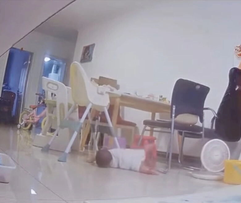 Con 1 tuổi ở nhà với mẹ và bà nội camera ghi lại cảnh tượng kinh hoàng trong nhà bếp khiến nhiều người xót xa - 4