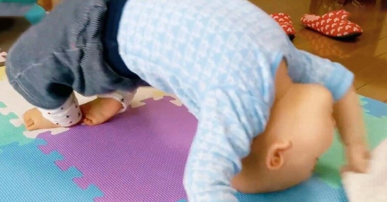 Con 8 tháng tuổi liên tục tạo dáng kỳ lạ mẹ nhanh chóng quay video để cầu cứu cư dân mạng không khỏi sửng sốt - 2