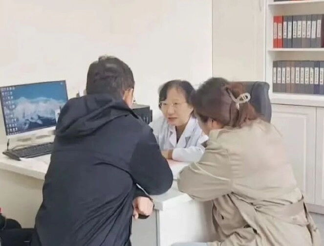 Con 8 tuổi liên tục phát ra âm thanh kỳ lạ mẹ đưa đi khám thì gục ngã khi bác sĩ kết luận mắc hội chứng tourette - 2