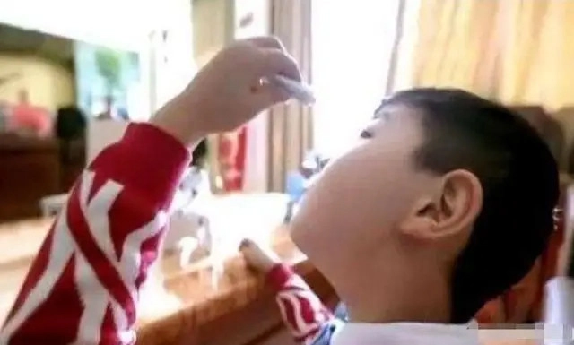 Con 8 tuổi nhỏ keo 502 vào mắt bố có hành động được bác sĩ khen ngợi - 1