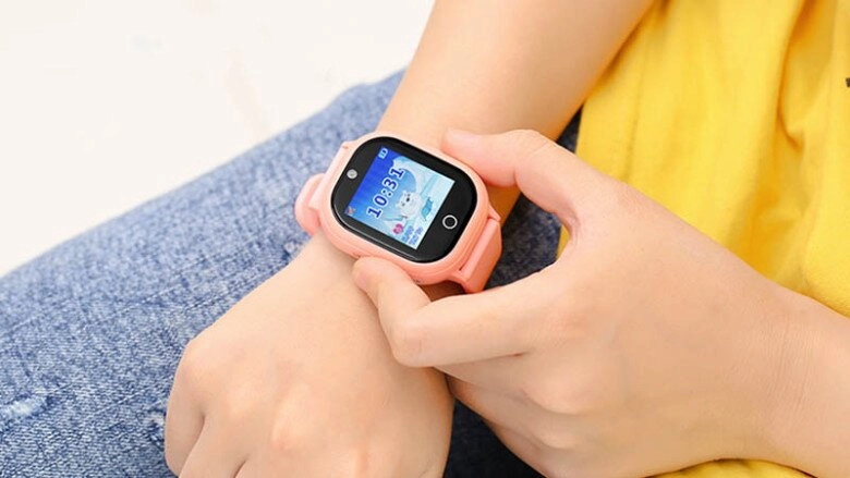 Con đeo đồng hồ gắn camera nhỏ đi học bố choáng váng với những cảnh xem được - 2