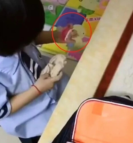Con đi học mẫu giáo ngày đầu mẹ thấy trong cặp đứa trẻ có vật thể lạ lấy ra kiểm tra liền cười nghiêng ngả - 2
