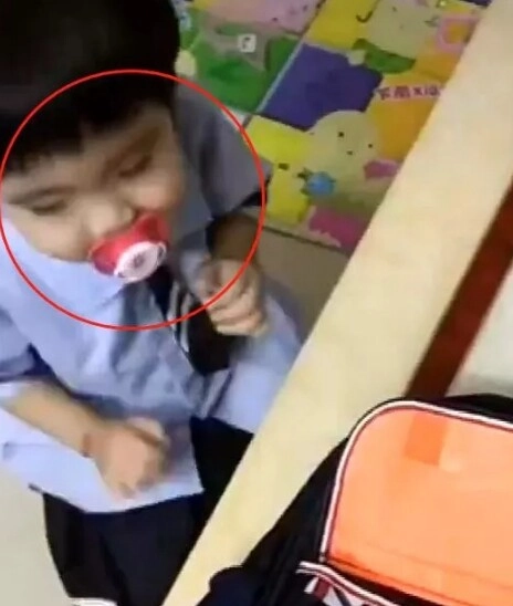 Con đi học mẫu giáo ngày đầu mẹ thấy trong cặp đứa trẻ có vật thể lạ lấy ra kiểm tra liền cười nghiêng ngả - 3