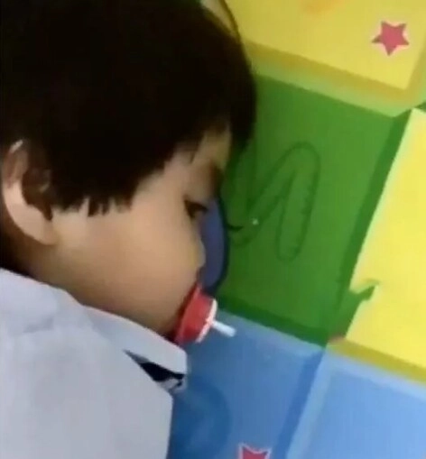 Con đi học mẫu giáo ngày đầu mẹ thấy trong cặp đứa trẻ có vật thể lạ lấy ra kiểm tra liền cười nghiêng ngả - 4