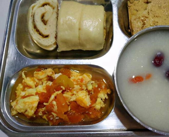 Con đi mẫu giáo cả tháng không lên lạng nào còn sụt ký mẹ đến trường thấy bữa cơm con ăn thì chết đứng - 1