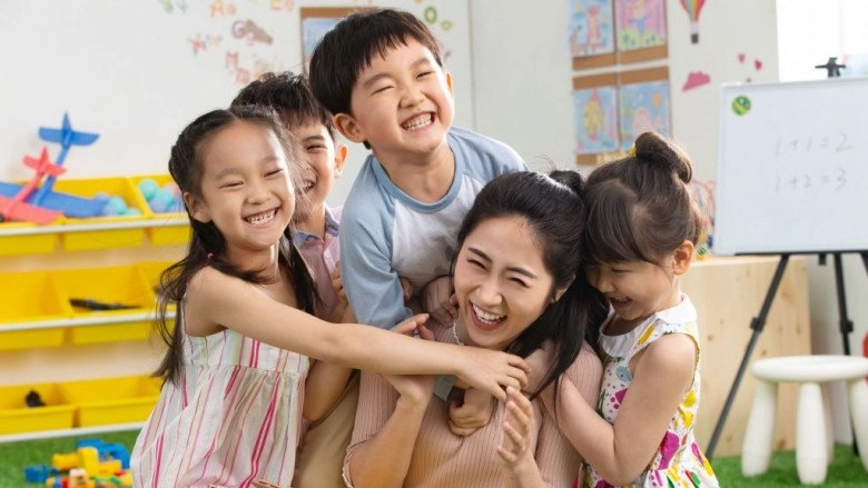 Con đi nhà trẻ về nói không tiểu được mẹ òa khóc lúc thay quần cho bé - 3
