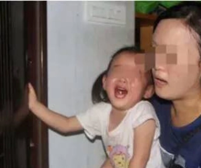 Con gái 3 tuổi tắm cùng mẹ ngày hôm sau khóc thét kêu đau khi đi tiểu - 1