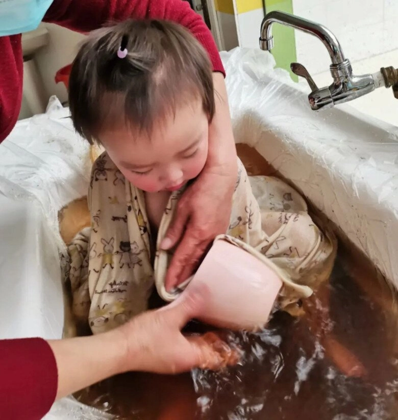 Con gái 3 tuổi tắm cùng mẹ ngày hôm sau khóc thét kêu đau khi đi tiểu - 3
