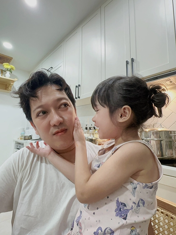 Con gái 5 tuổi của trường giang - nhã phương sắc vóc thừa hưởng từ mẹ và nét tấu hài của cha - 6