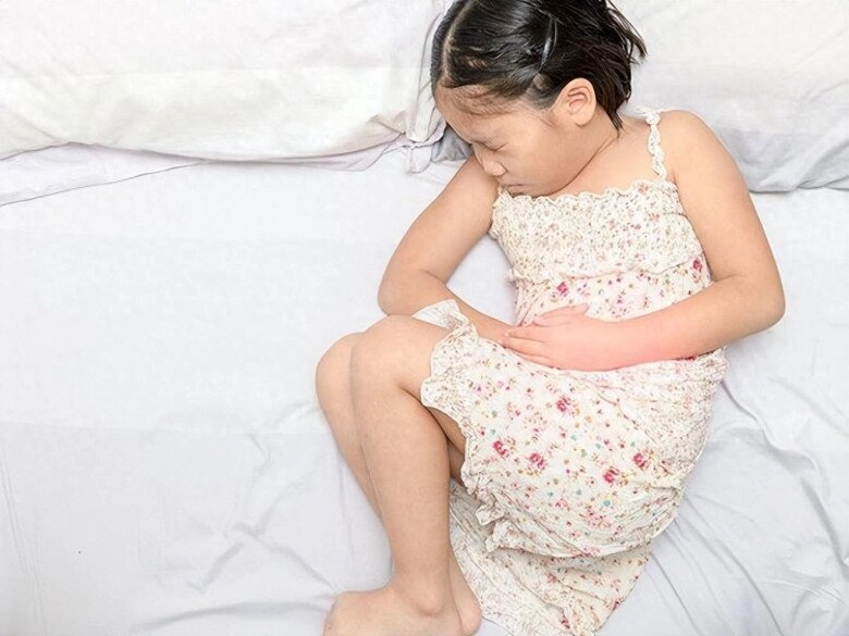 Con gái 8 tuổi liên tục bảo mẹ ơi có thứ gì ở trong bụng con đưa đến bệnh viện bác sĩ lắc đầu đã quá muộn - 1