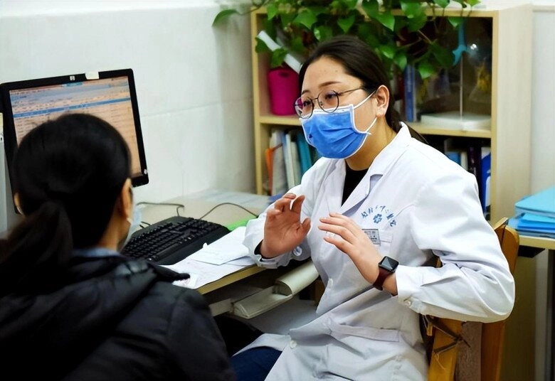 Con gái 8 tuổi liên tục bảo mẹ ơi có thứ gì ở trong bụng con đưa đến bệnh viện bác sĩ lắc đầu đã quá muộn - 2