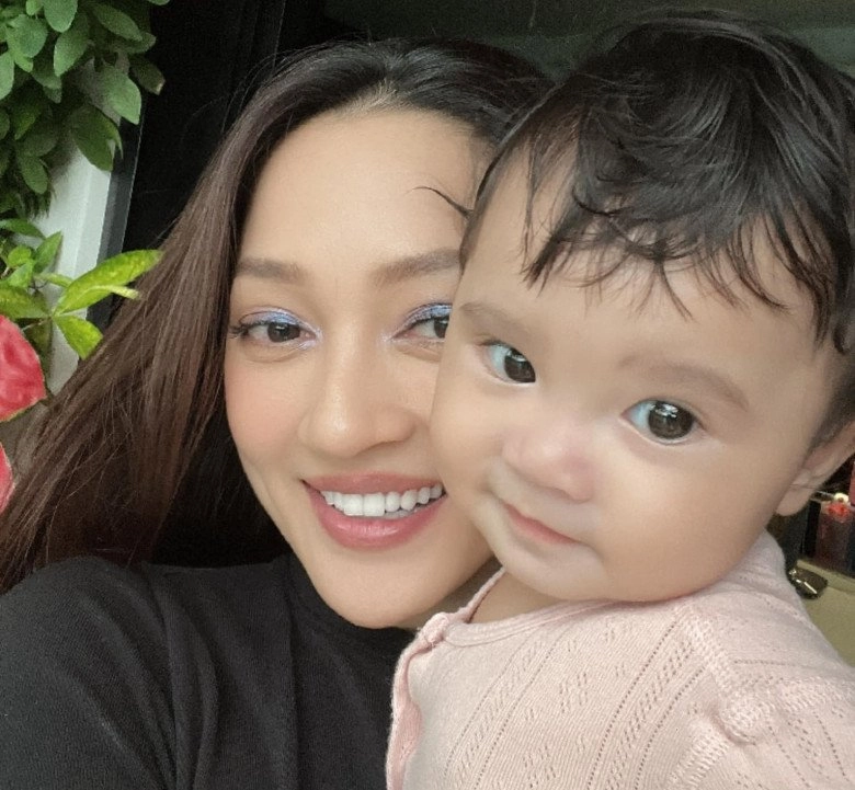 Con gái bảo anh lúc 6 tháng đã biết làm nhiều biểu cảm dễ thương nhìn giống mẹ y đúc - 1