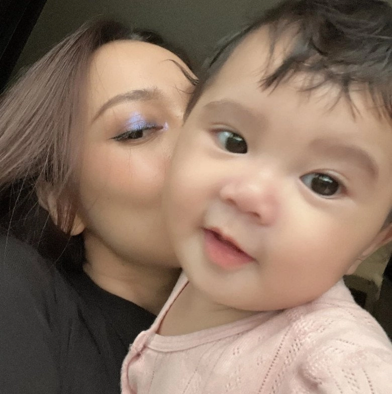 Con gái bảo anh lúc 6 tháng đã biết làm nhiều biểu cảm dễ thương nhìn giống mẹ y đúc - 2