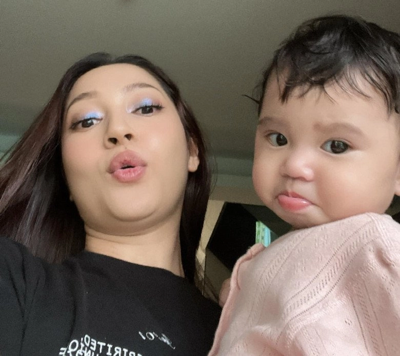 Con gái bảo anh lúc 6 tháng đã biết làm nhiều biểu cảm dễ thương nhìn giống mẹ y đúc - 3