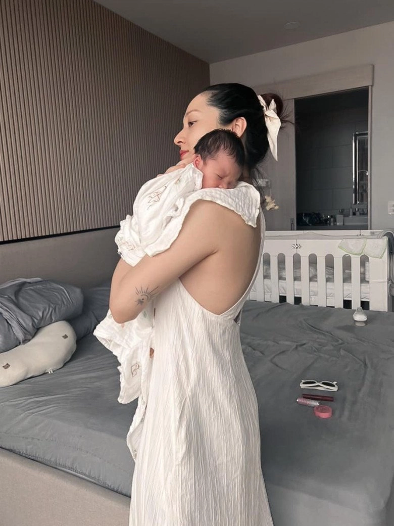 Con gái bảo anh lúc 6 tháng đã biết làm nhiều biểu cảm dễ thương nhìn giống mẹ y đúc - 4