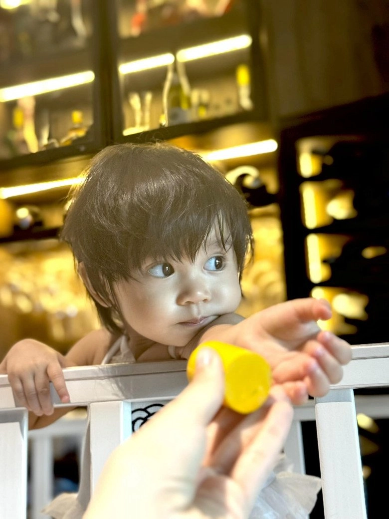 Con gái bảo anh lúc 6 tháng đã biết làm nhiều biểu cảm dễ thương nhìn giống mẹ y đúc - 5