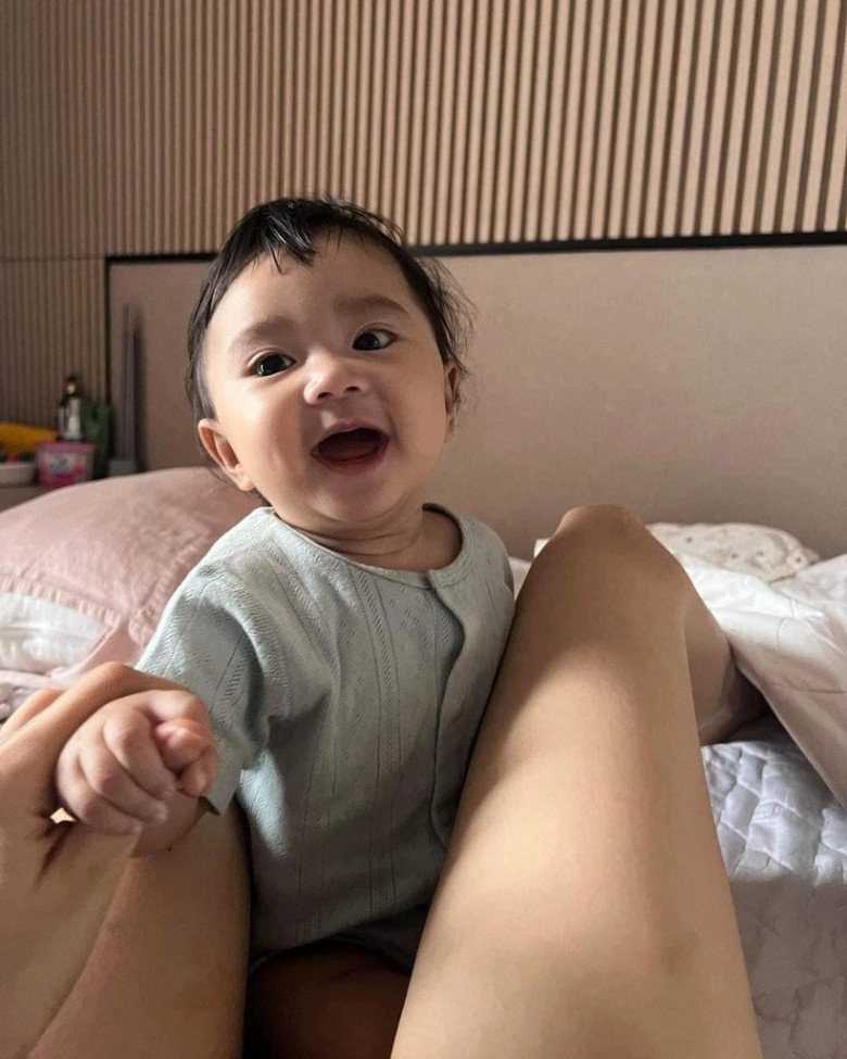 Con gái bảo anh lúc 6 tháng đã biết làm nhiều biểu cảm dễ thương nhìn giống mẹ y đúc - 7