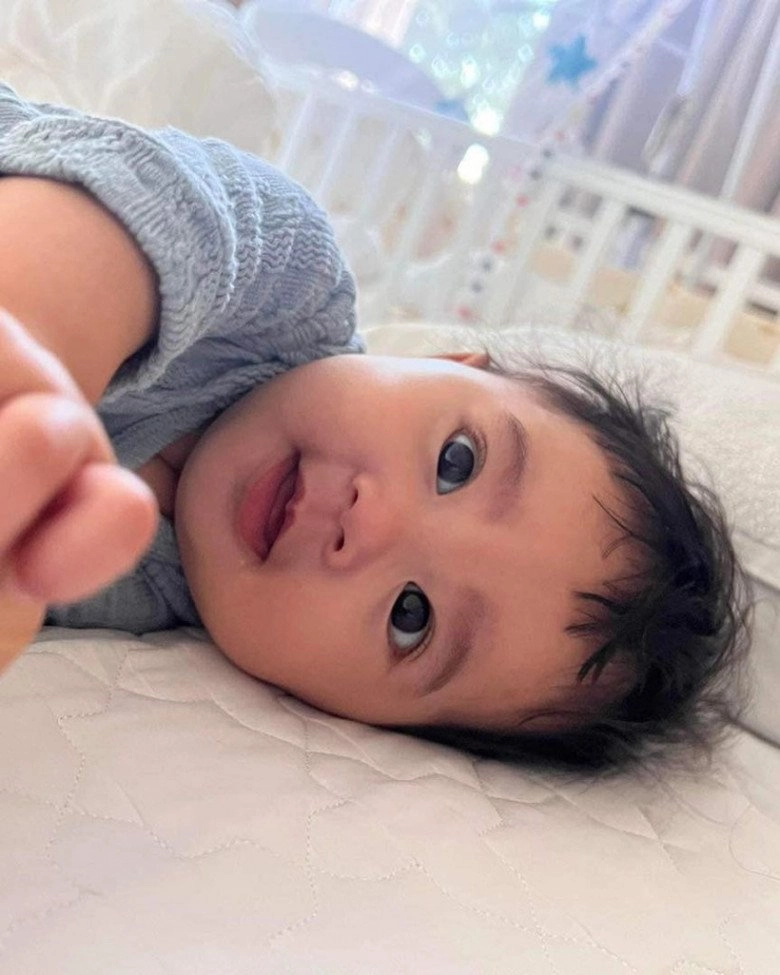 Con gái bảo anh lúc 6 tháng đã biết làm nhiều biểu cảm dễ thương nhìn giống mẹ y đúc - 8