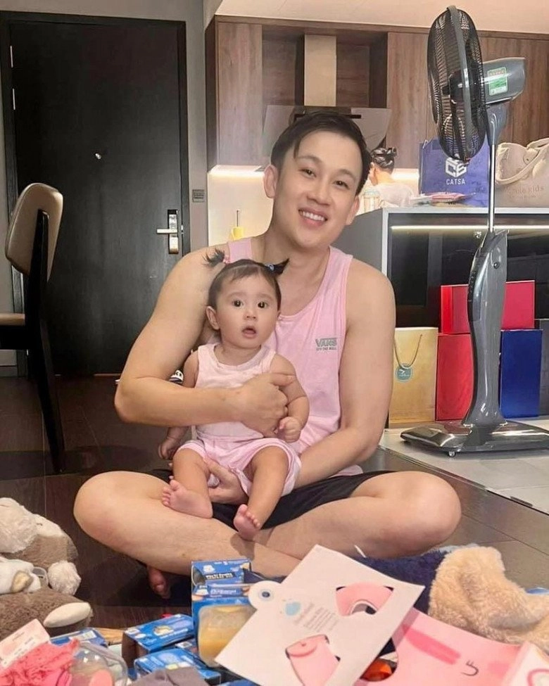 Con gái bảo anh lúc 6 tháng đã biết làm nhiều biểu cảm dễ thương nhìn giống mẹ y đúc - 9