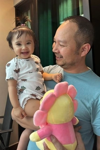 Con gái bảo anh lúc 6 tháng đã biết làm nhiều biểu cảm dễ thương nhìn giống mẹ y đúc - 10