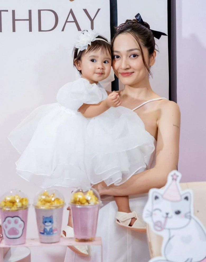 Con gái bảo anh mới 1 tuổi đã biết đọc sách nữ ca sĩ thừa nhận đang gặp một rắc rối với ái nữ - 1