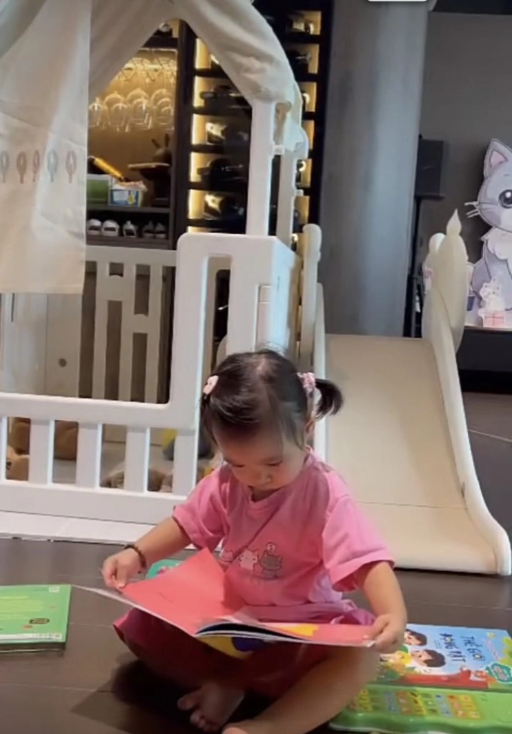 Con gái bảo anh mới 1 tuổi đã biết đọc sách nữ ca sĩ thừa nhận đang gặp một rắc rối với ái nữ - 3
